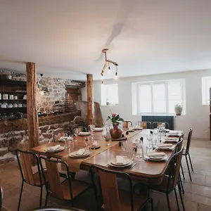  Hébergement de vacances La Grange Aux Fees